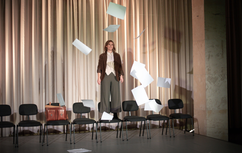 Foto: Schauspielerin steht auf einem Stuhl, Zettel fliegen durch die Luft Foto: Schauspielerin steht auf einem Stuhl, Zettel fliegen durch die Luft