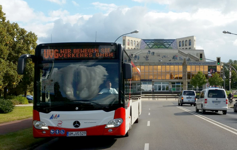 Foto: Bus vor den Uckermärkischen Bühnen Foto: Bus vor den Uckermärkischen Bühnen