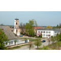 Foto: Blick auf die Straße mit der Kirche