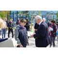 Foto: Schüler erhält eine Urkunde vom Bürgermeister.