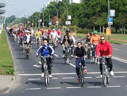 Foto: Hunderte Radler auf der Lindenallee bei der Tour de Natur 2009.