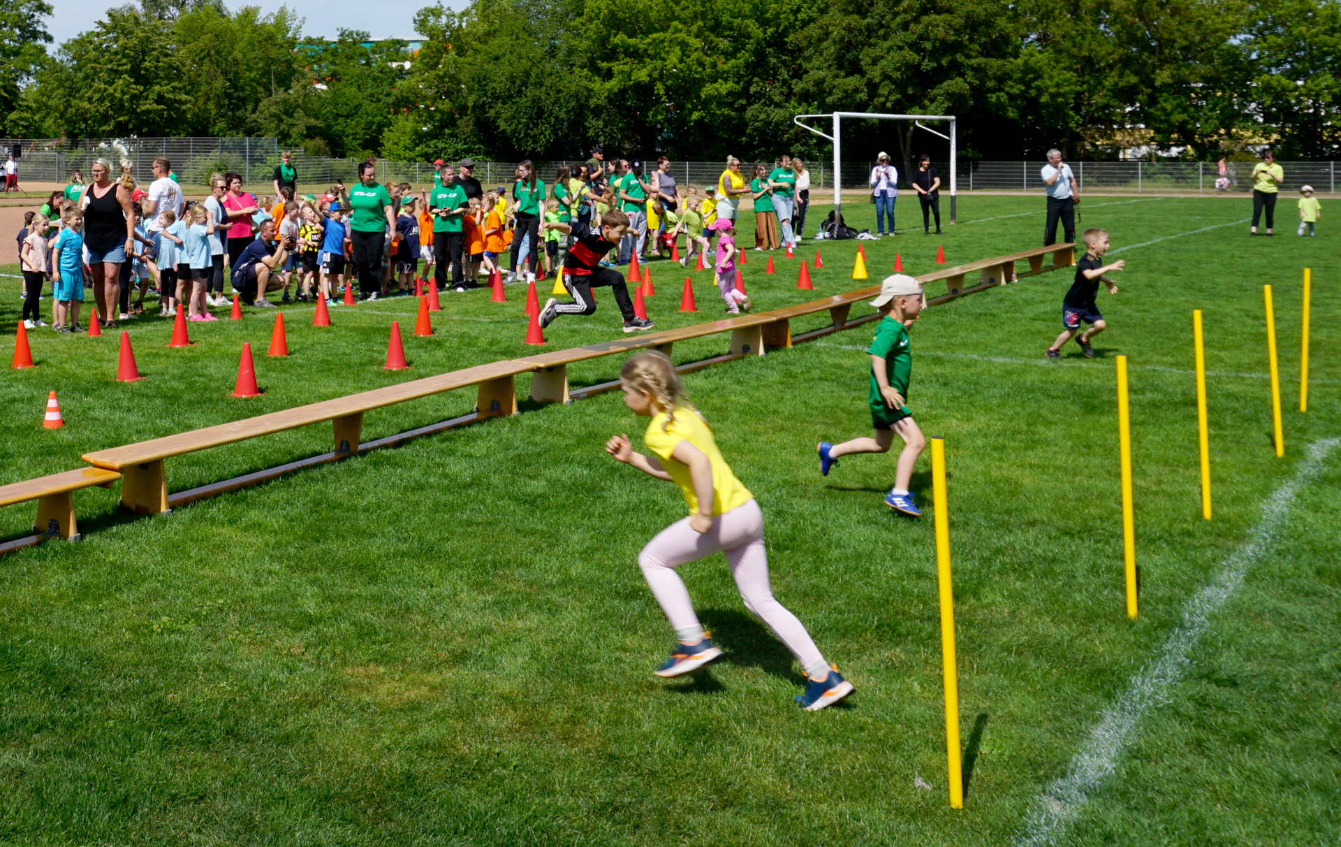 Foto: Staffellauf auf dem Sportplatz