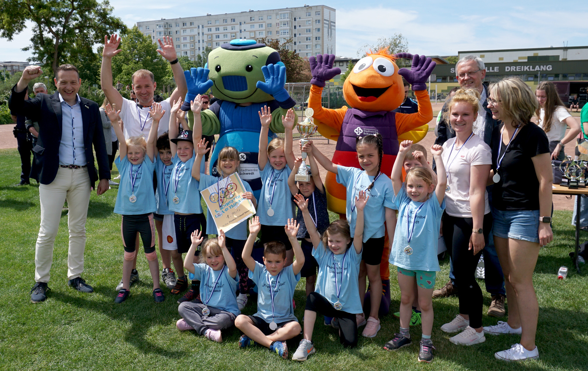 Gruppenfoto mit jubelnden Kinder