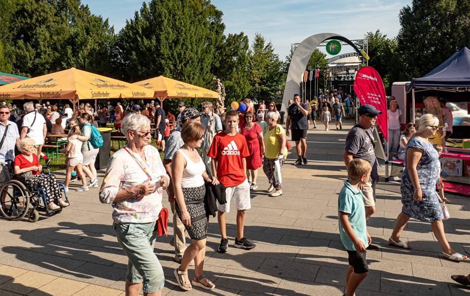 Foto: viele Personen unterwegs