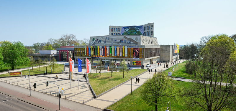 Foto: Panoramaansicht des Hauses mit Vorplatz