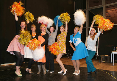 Foto: 7 Schauspielerinnen mit Pompons