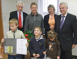 Die Preisträger (m.), der Vorsitzende der Stadtverordnetenversammlung Herr Bismark (l.) und der Bürgermeister Jürgen Polzehl (r.)