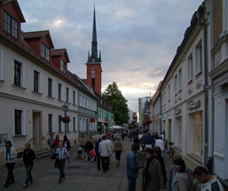 Foto: abendliche, belebte Straße