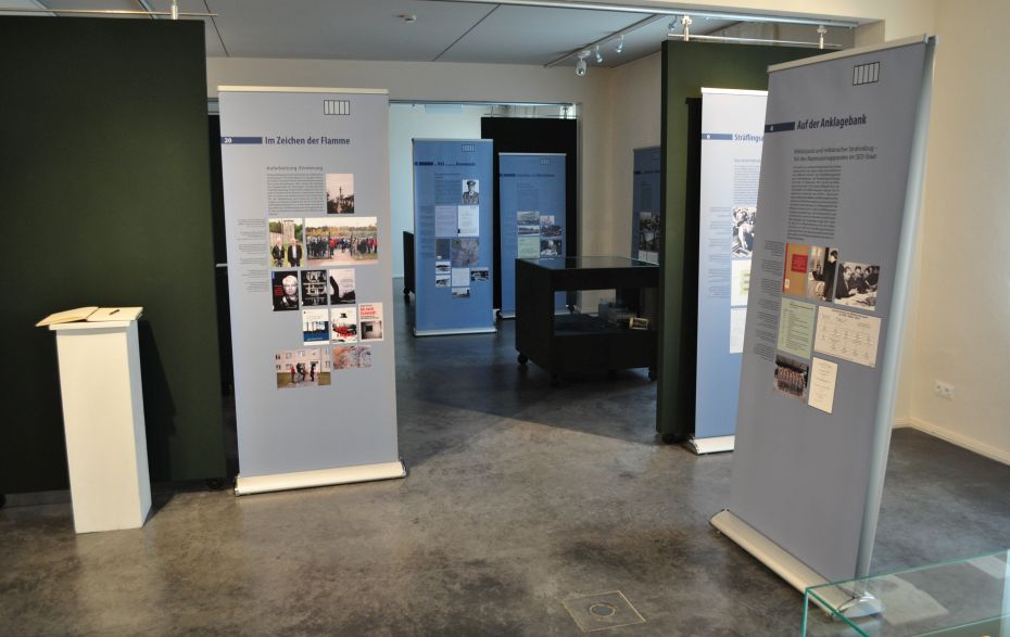 Ausstellungsbanner in einem Raum