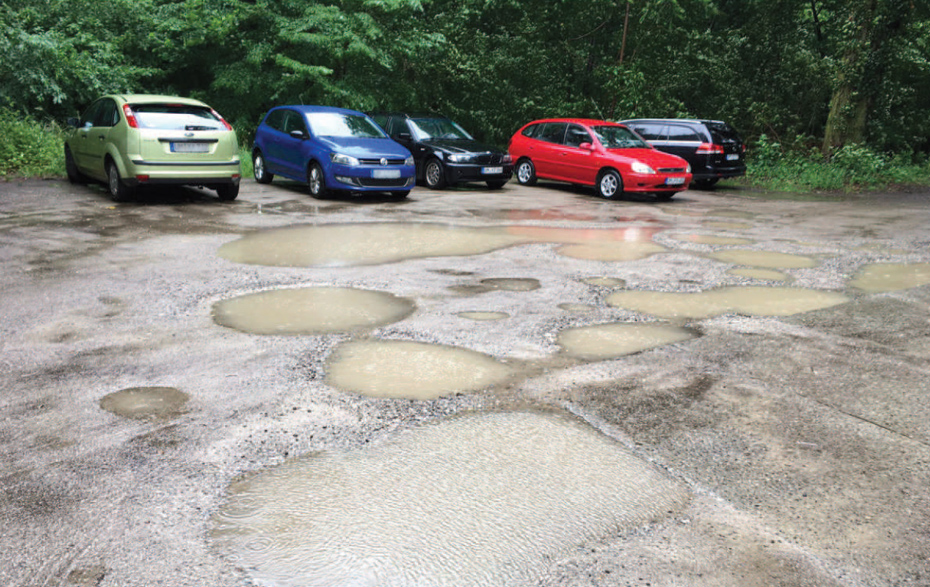 Foto: zahlreiche Pfützen auf der Zufahrt