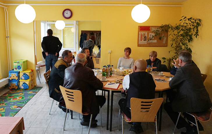 Foto: Eingangs- und Fensterfront eines Hausaufgangs