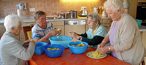 Frauen im Pflegeheim bei der Küchenarbeit